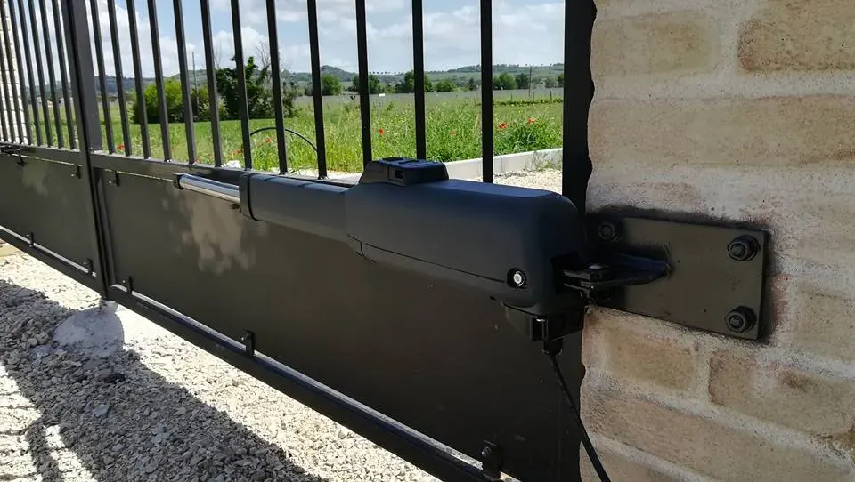 Cancelli automatici: Battente automazione a Legnano
