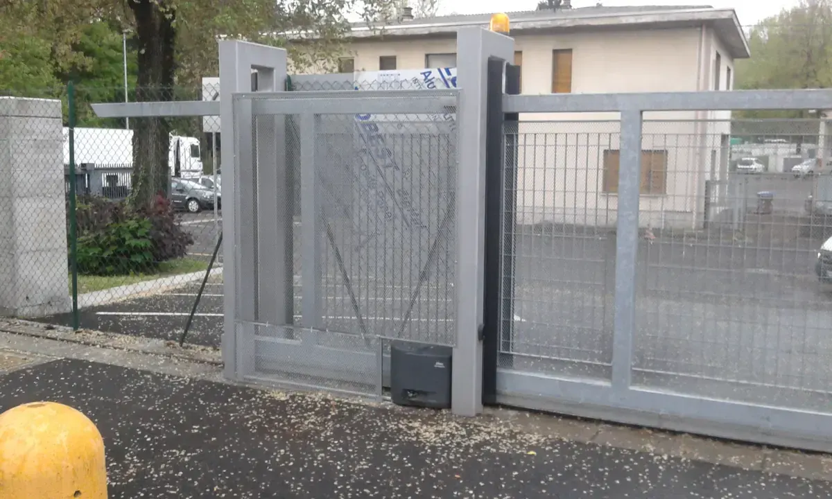 Cancelli automatici: Cancello scorrevole automatico azienda a Cerro Maggiore