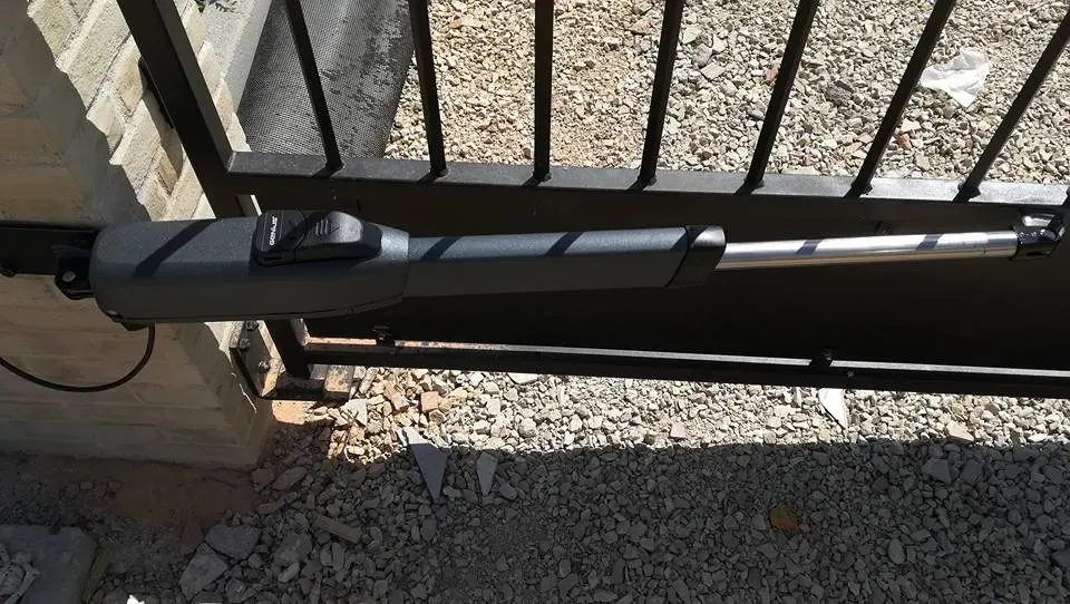 Porta automatica: Automatica curva ingresso a Buccinasco
